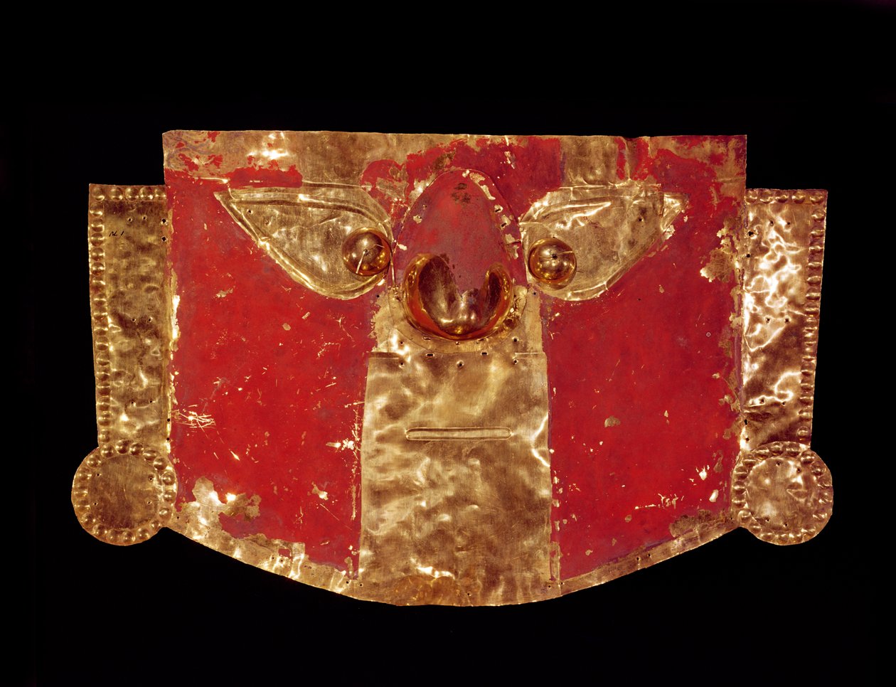 Máscara inca (oro con pintura roja) de Peruvian School