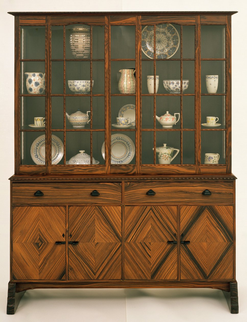 Librero diseñado por Peter Waals después de Ernest Gimson, hecho por Ernest Smith, 1936-7 de Peter van der Waals