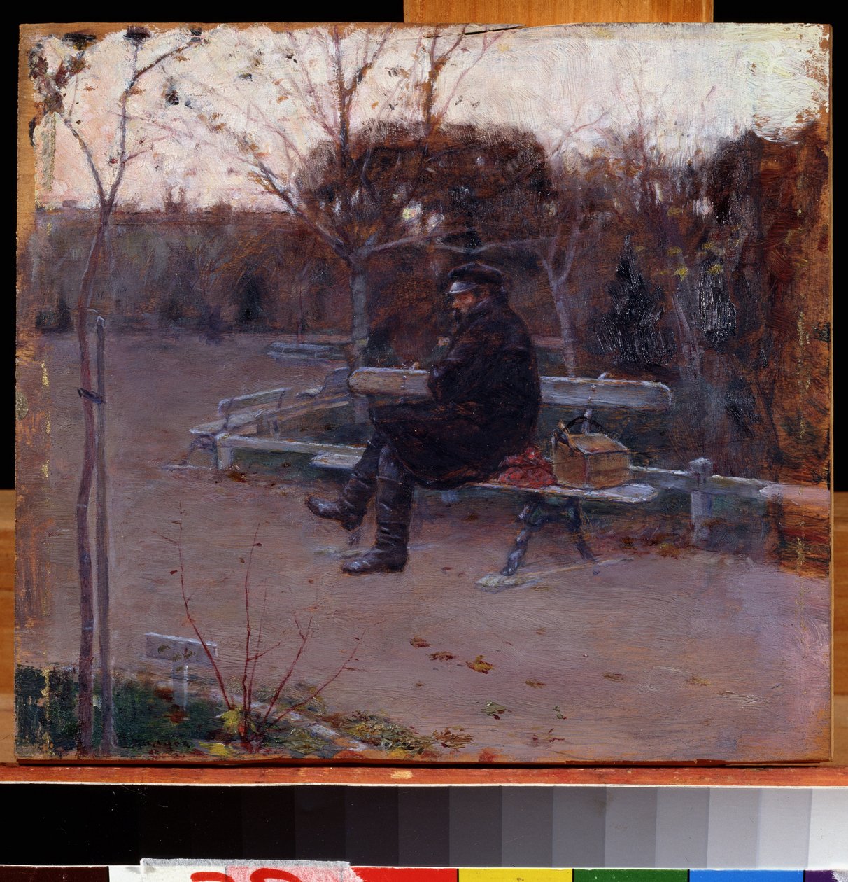 En el bulevar. Un hombre sentado solo en un banco en el frío, con un fardo y una caja de herramientas a su lado. Pintura de Piotr Alexandrovich Nilus (Pierre Nilous) (Nilouss) (1869-1940/1943), óleo sobre lienzo de Peter Alexandrovich Nilus