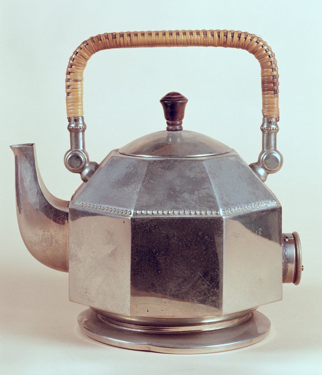 Hervidor eléctrico, diseñado para A.E.G., c.1908 de Peter Behrens