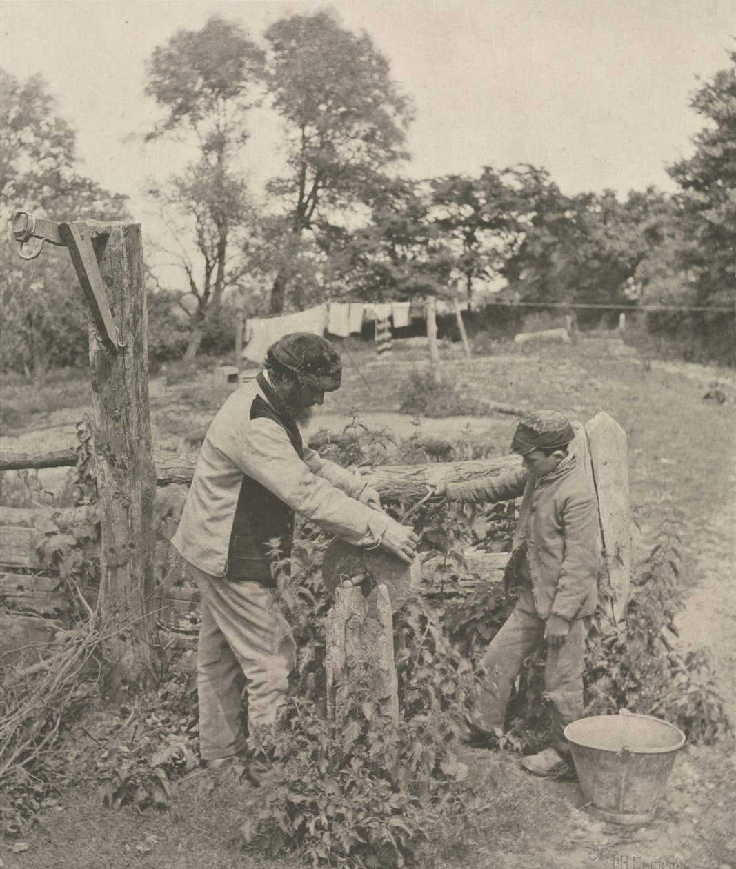 At the Grindstone--A Suffolk Farmyard de Peter Henry Emerson