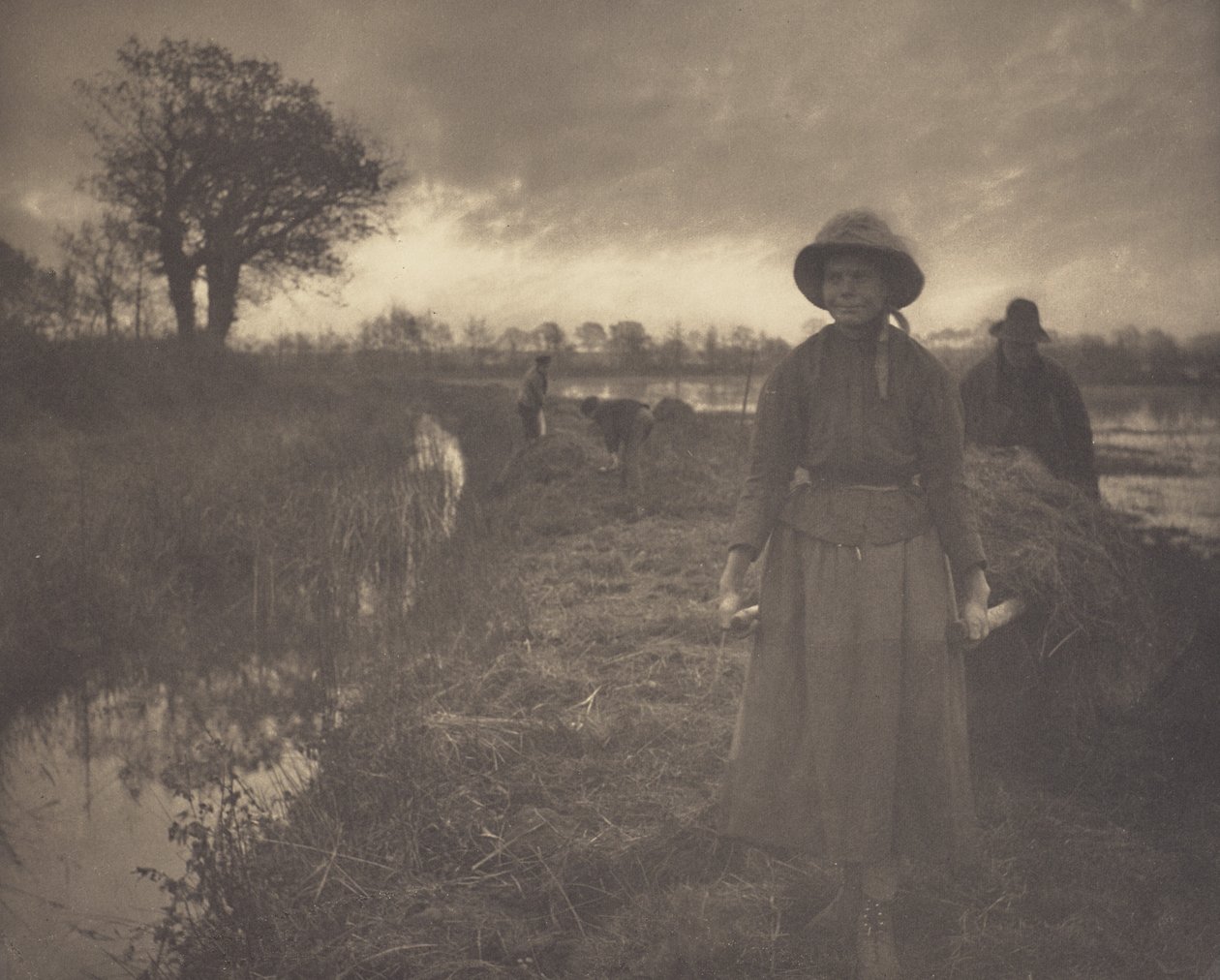 Empujar el heno de pantano con pértigas de Peter Henry Emerson
