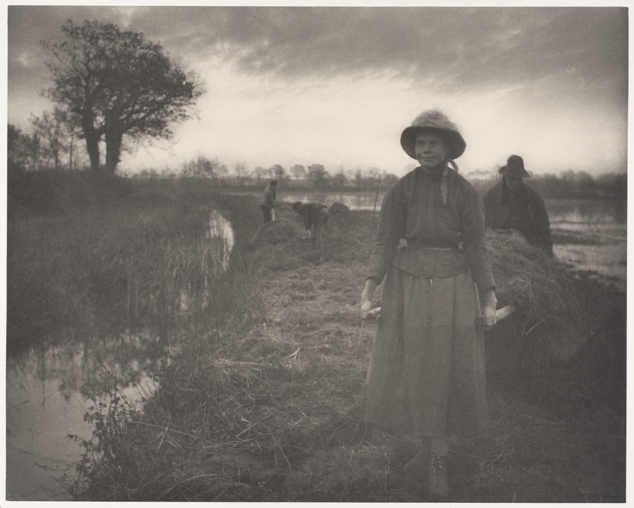 Empujar el heno de marisma con pértigas de Peter Henry Emerson