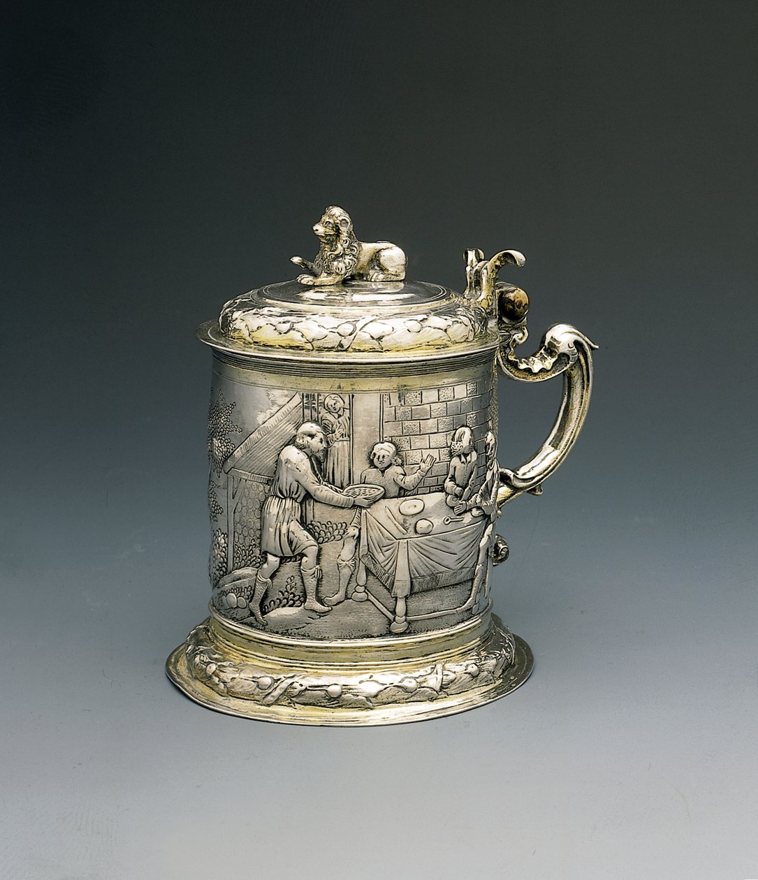 Jarra, el cuerpo repujado y grabado con Jacob luchando con el ángel, y Abraham y Sara dando hospitalidad a la Trinidad, Danzig, c.1690 de Peter III Rohde