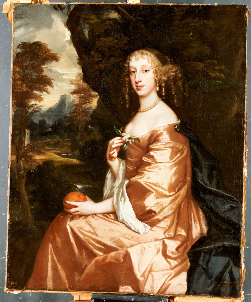 Retrato de Lady Penelope Nicholas, sosteniendo una naranja en un paisaje de Peter Lely