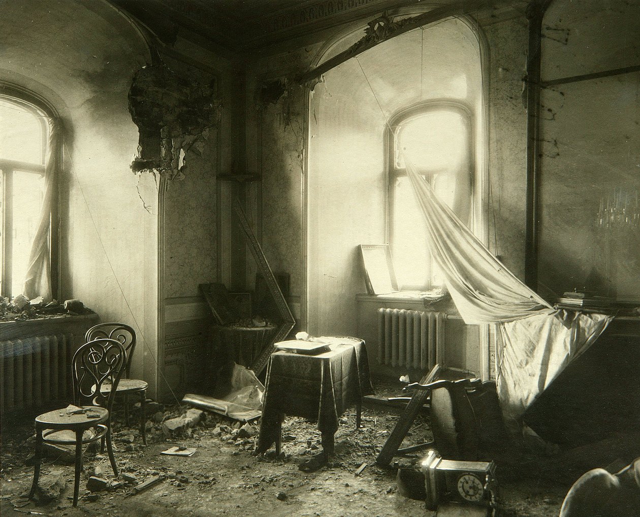 Revolución Rusa de 1917: Interior del Monasterio Chudov en el Kremlin de Moscú después del bombardeo de noviembre de 1917. Fotografía de Pyotr Petrovich Pavlov (1860-1925) de Petr Petrovich Pavlov