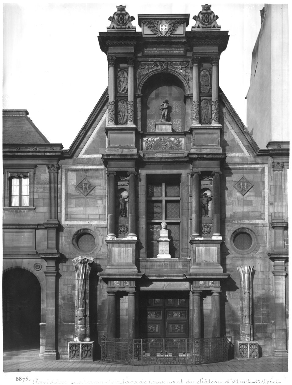 Parte central de la fachada principal, del Chateau de Anet, en el patio de la Ecole des Beaux-Arts, 1547-52 de Philibert Delorme