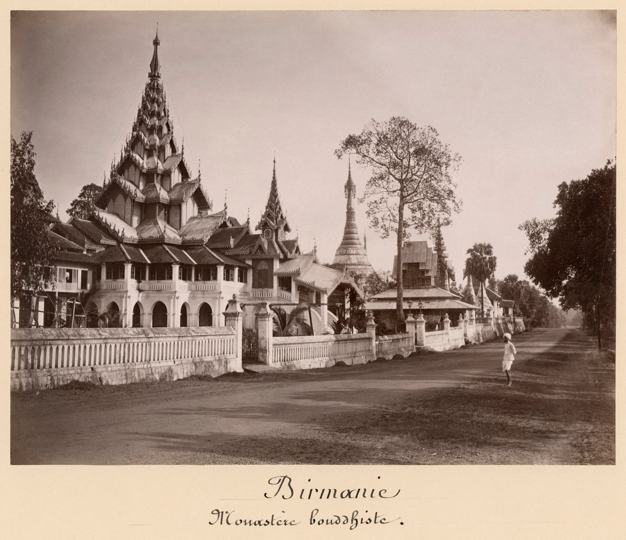 Monasterio y pagodas de Wayzayanda en Moulmein, Birmania, c.1890 (impresión de albúmina) de Philip Adolphe Klier