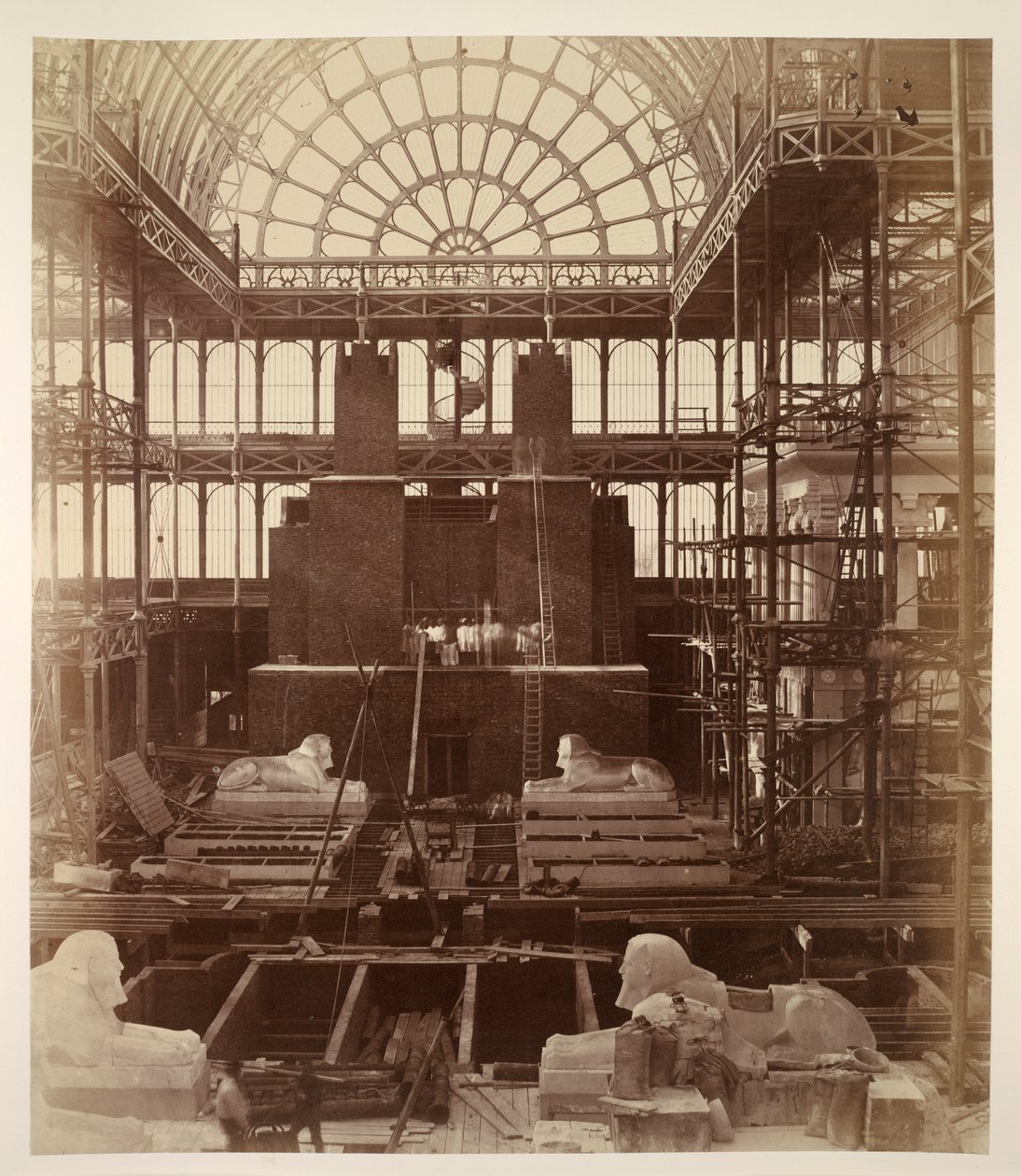 Preparativos para la erección de los Colosos de Abu Simbel, Crystal Palace, de 