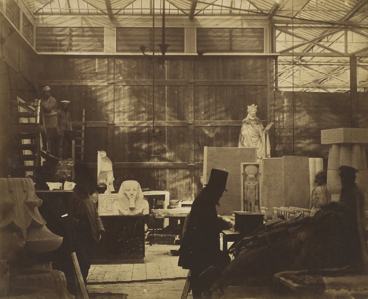 [Almacén con Artesanos y Moldes de Yeso, Crystal Palace] de Philip Henry Delamotte