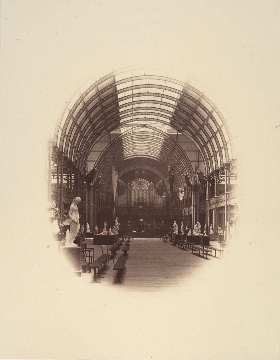 Vista en el Salón Central, Exposición de Tesoros de Arte, Manchester, 1857 de Philip Henry Delamotte