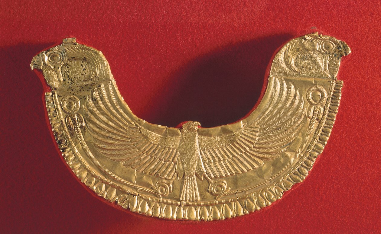 Ornamento pectoral con extremos en forma de cabeza de halcón y decorado con un halcón con dos palmeras, de la tumba del Rey Ip Abi Shemu en Biblos c.1800-1700 a.C. de Phoenician