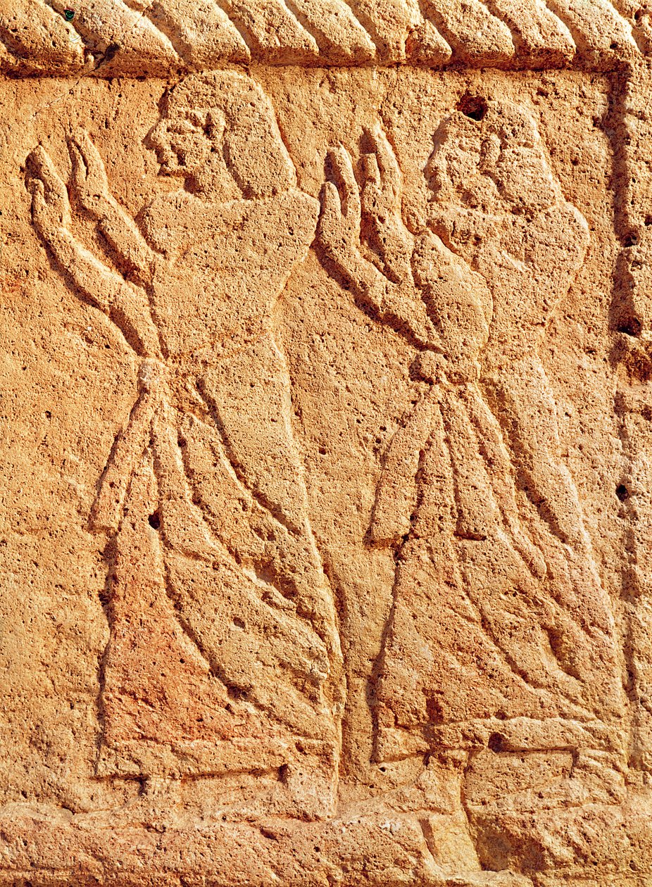Relieve que representa a sirvientes rindiendo homenaje al rey (detalle) de Phoenician