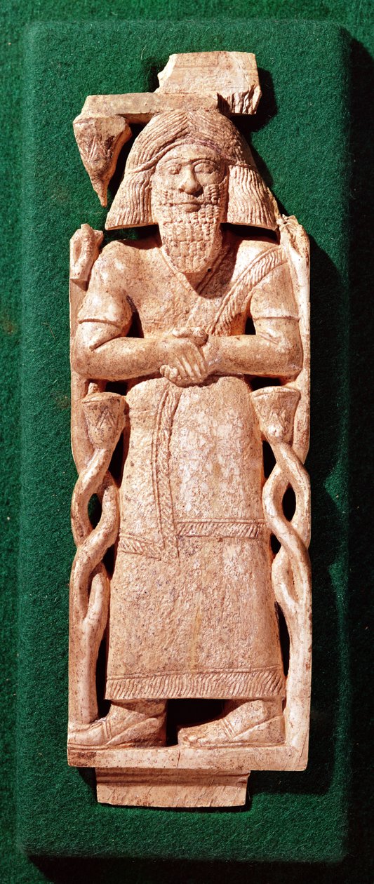 Plaqueta de marfil de un dios, del lecho estatal de Hazael, Rey de Damasco, Sirio, de Arslan Tasch, c.840 a.C. de Phoenician