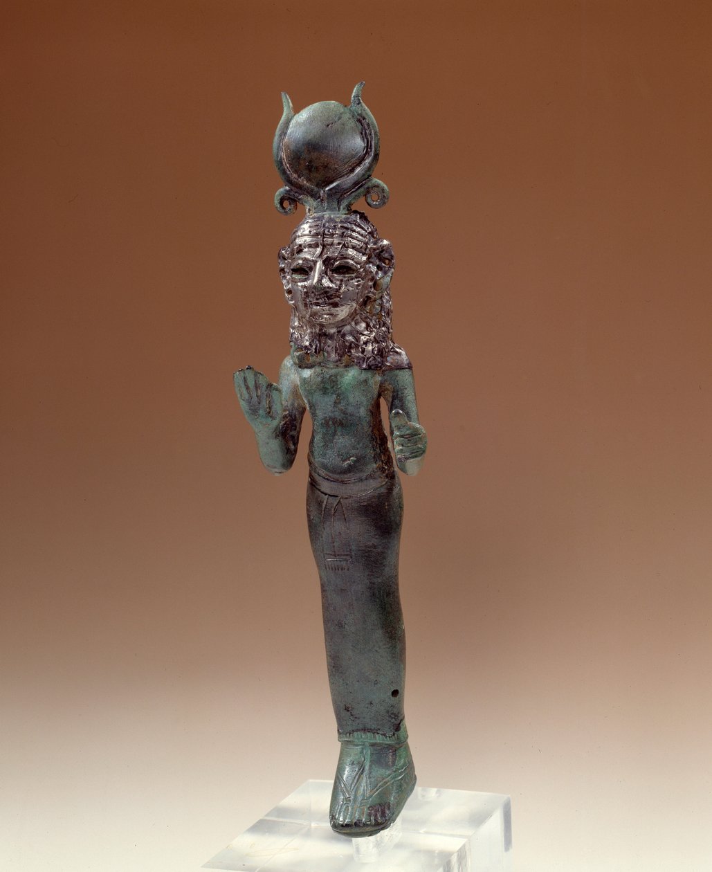 Antigüedades orientales: diosa fenicia. Estatuilla de bronce y plata. 700-600 a.C. París, Museo del Louvre de Phoenician