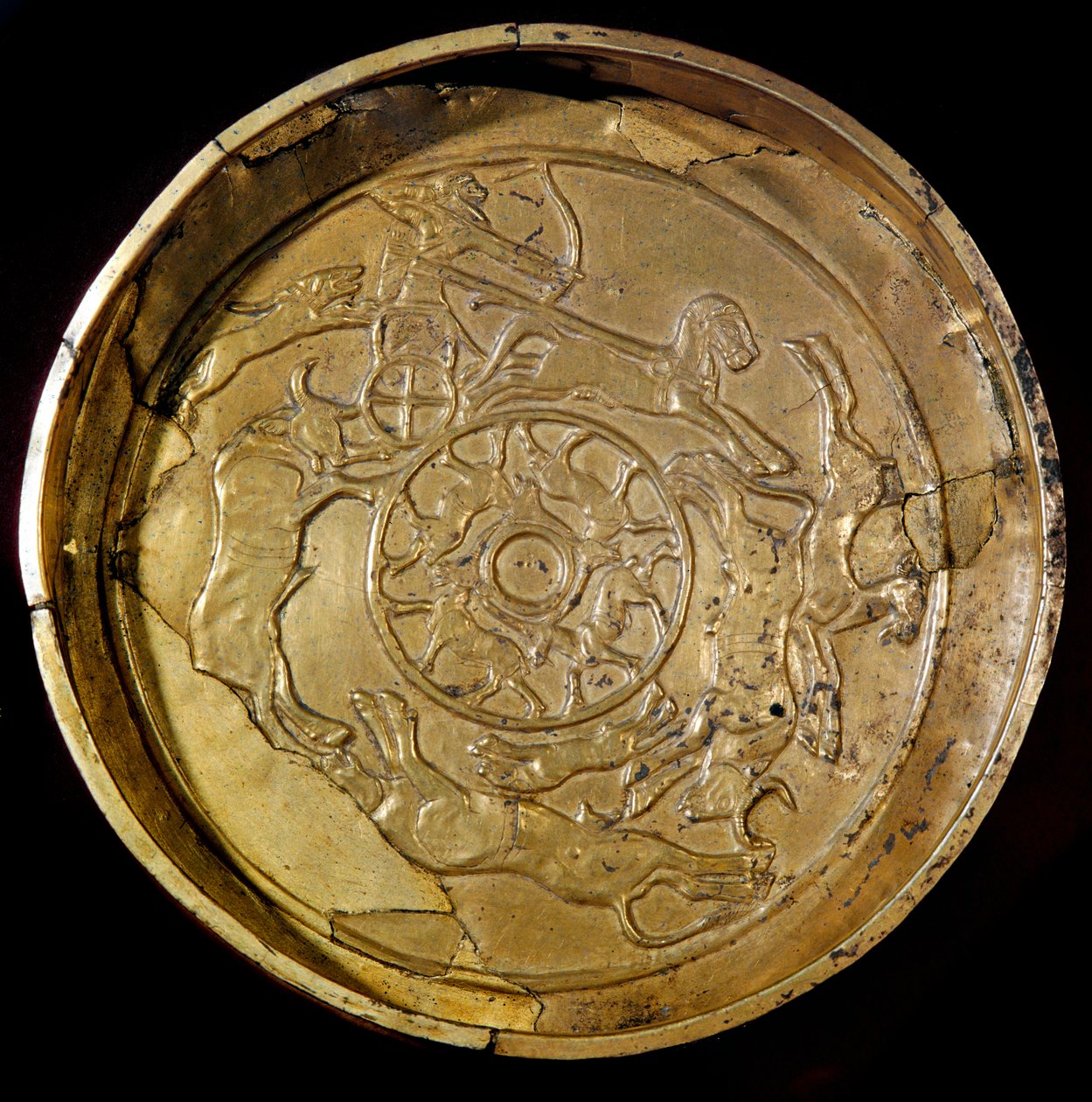Arte fenicio: plato de oro decora escena de caza real. De Ras Shamra (Ugarit) siglo XIV a.C. Diámetro 19 cm París, Museo del Louvre de Phoenician