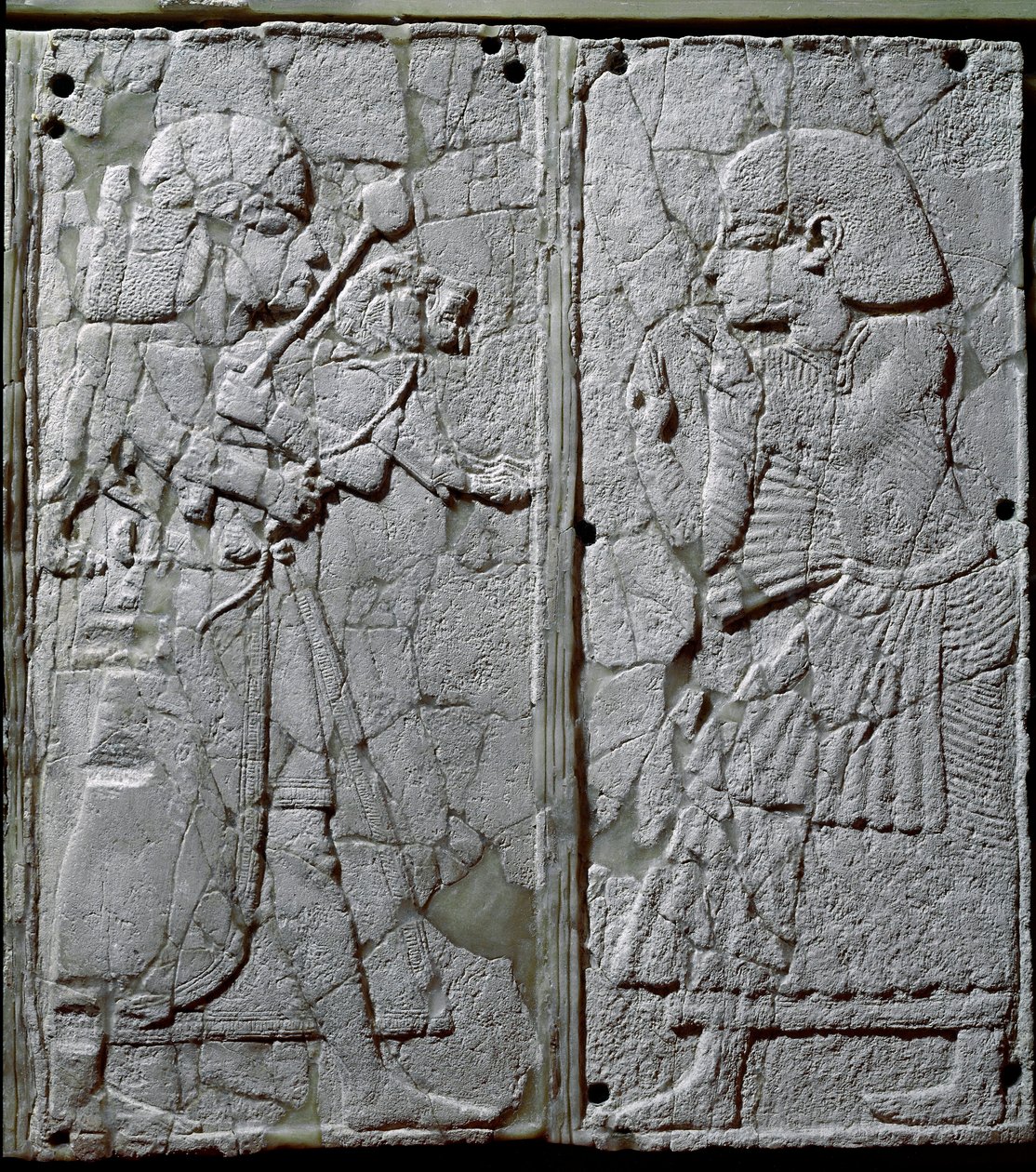 Civilización fenicia: adorno de cama decorado con un bajorrelieve de marfil que representa a un guardia presentando un león al rey de Phoenician