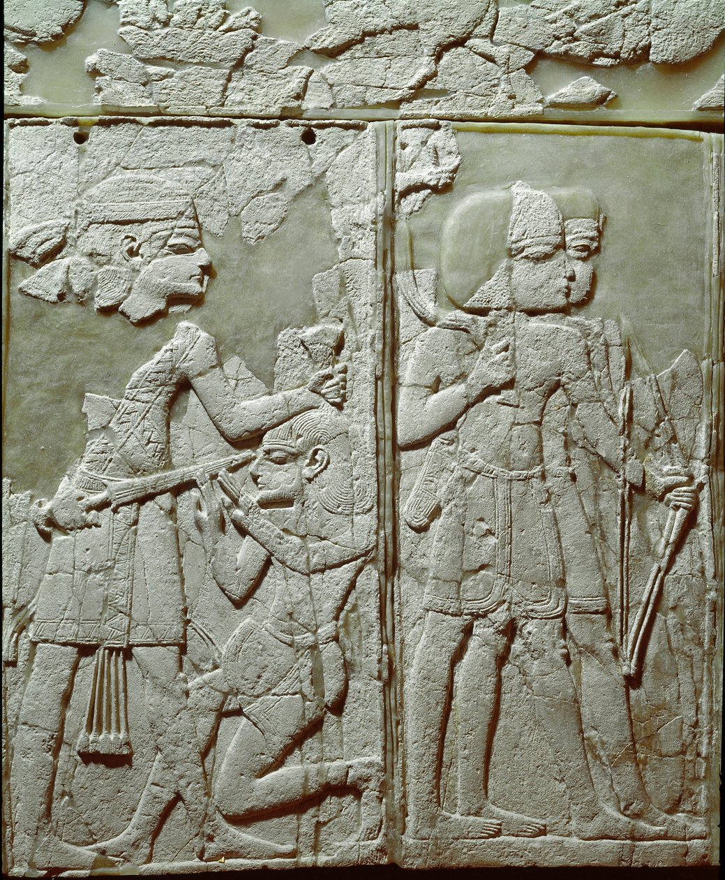 Civilización fenicia: adorno de cama con un bajo relieve de marfil que representa a un rey amenazando a un enemigo de Phoenician