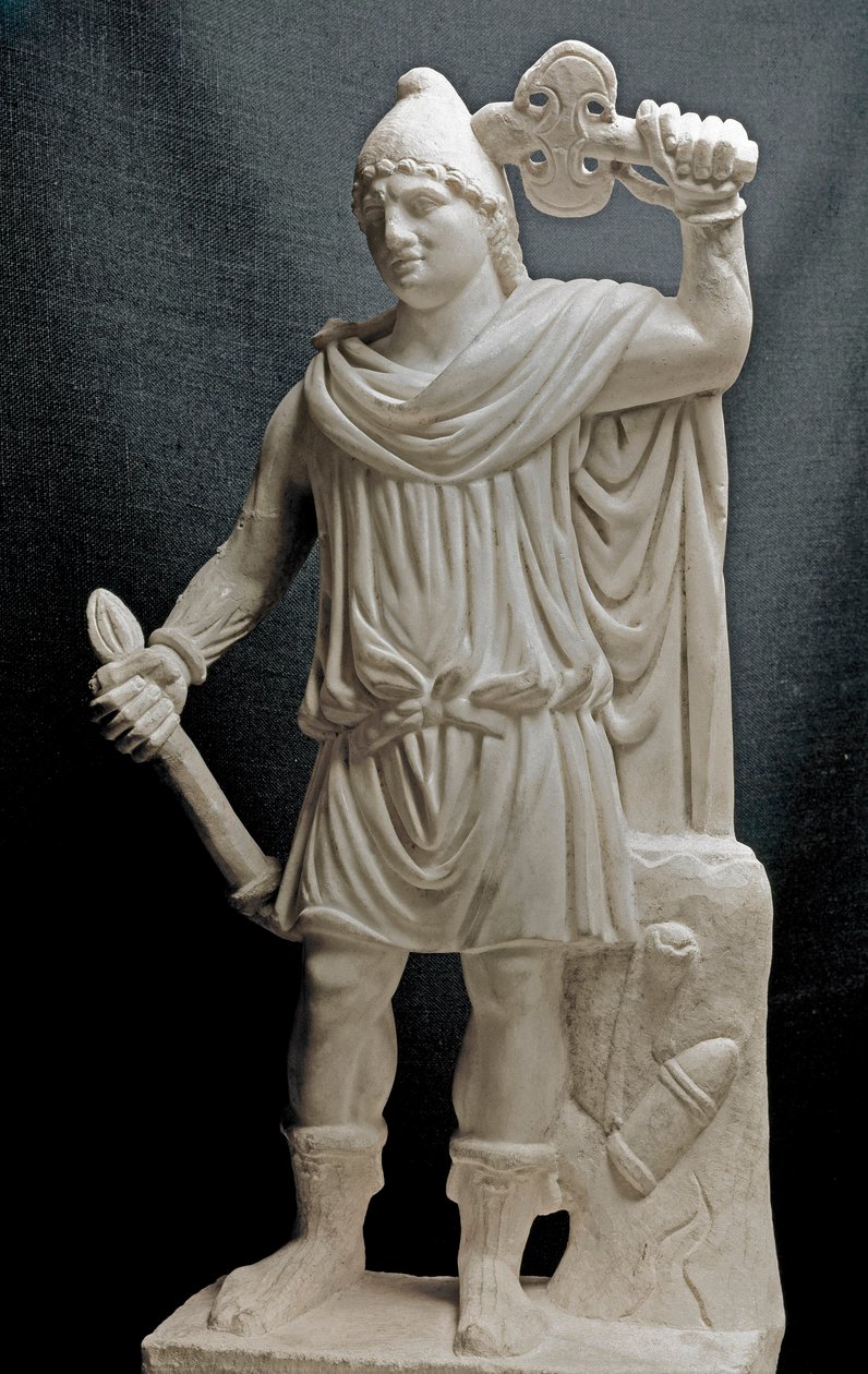 Civilización de los fenicios: divinidad mitraica sosteniendo una antorcha y un hacha doble. Siglo II o III d.C. Escultura de mármol. Dim. 87 cm. París, Museo del Louvre de Phoenician Phoenician