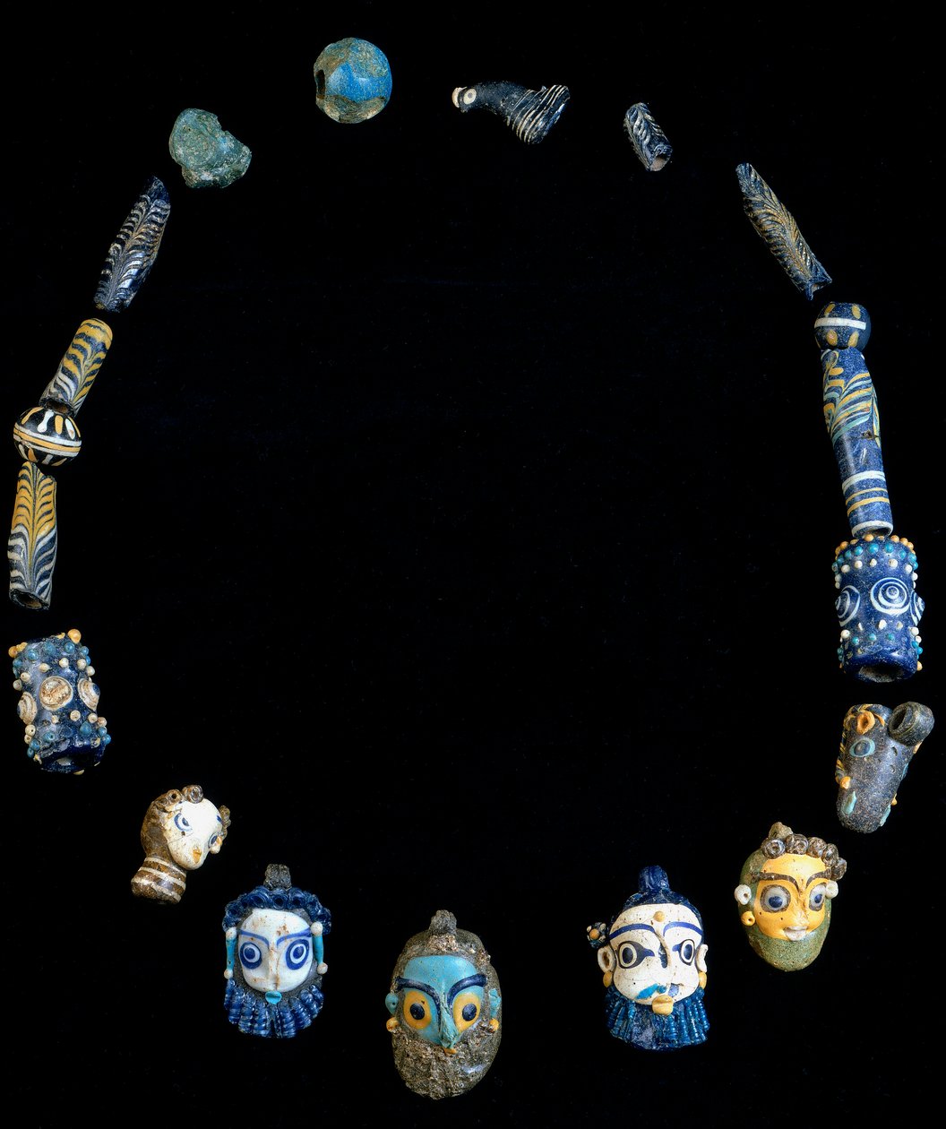 Collar de pasta de vidrio con colgantes que representan cabezas con barba, originalmente de Olbia, ahora conservado en el Museo Arqueológico Nacional de Cagliari de Phoenician Phoenician