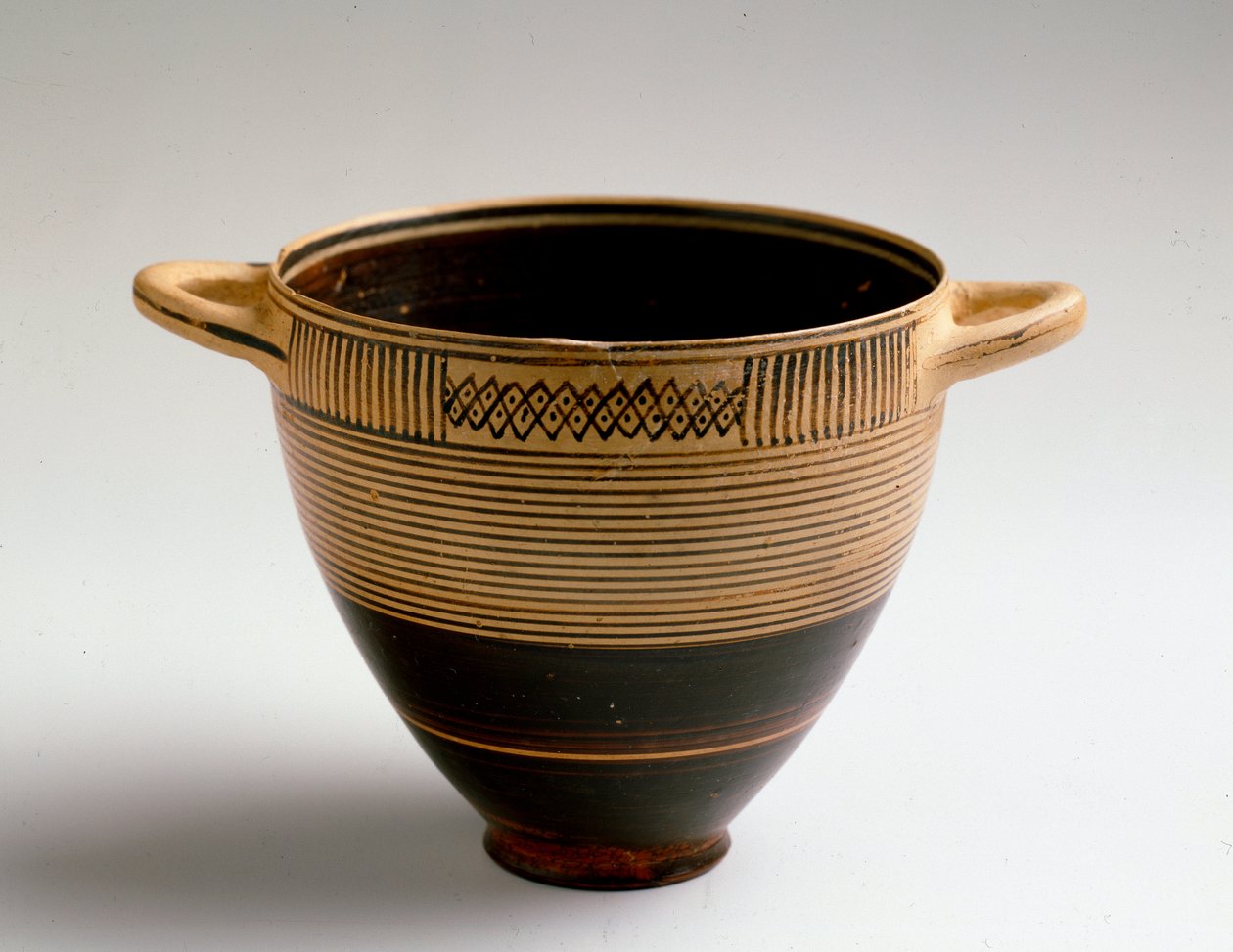 Arte fenicio: copa tipo Kotyl en arcilla pintada. De Lauritia (Almuñécar en España) Dim. 8x9,2 cm Granada, museo arqueológico de Phoenician Phoenician