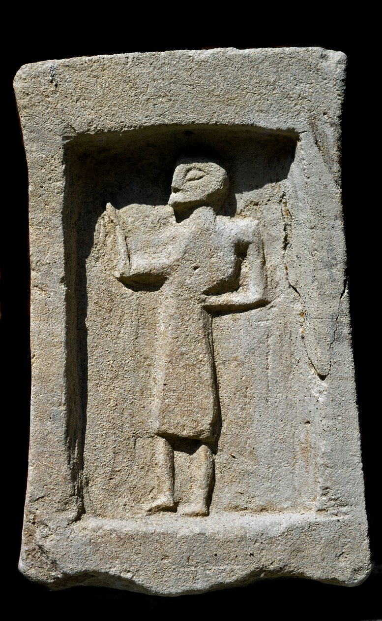 Arte fenicio: estela funeraria púnica en gres con relieve de personaje caminando. De las excavaciones de Mozia (Motya, Mozzia o Motia). Siglo VI a.C. Túnez, Museo del Bardo, Túnez de Phoenician Phoenician