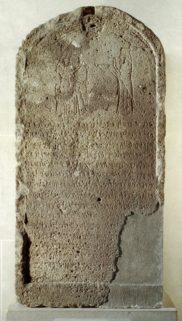 Arte fenicio: estela de piedra caliza de Yehaumilk, rey de Biblos. Representa la adoración a la diosa Baalat, Señora de Biblos, que lleva la corona hathórica. Del santuario de la Señora de Biblos. Siglo IV a.C. Dim 114 cm París, Museo del Louvre de Phoenician Phoenician