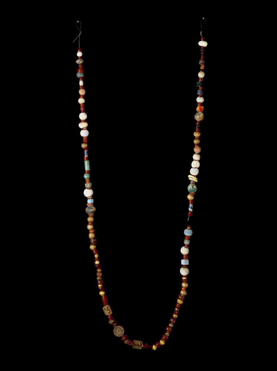Civilización fenicia: collar de oro, plata, cornalina y pasta de vidrio de Phoenician School