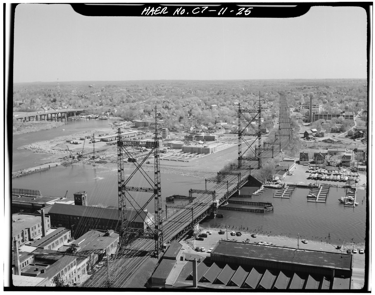 Puente del Río Norwalk, Norwalk, Connecticut (foto en blanco y negro) de Photographer American