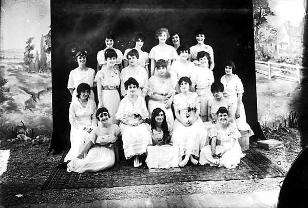 Mujeres en una alfombra de Photographer American