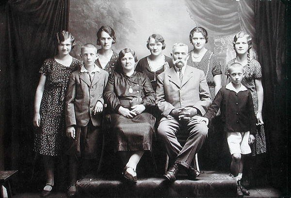 Familia con numerosos hijos, principios del siglo XX de Photographer Austrian