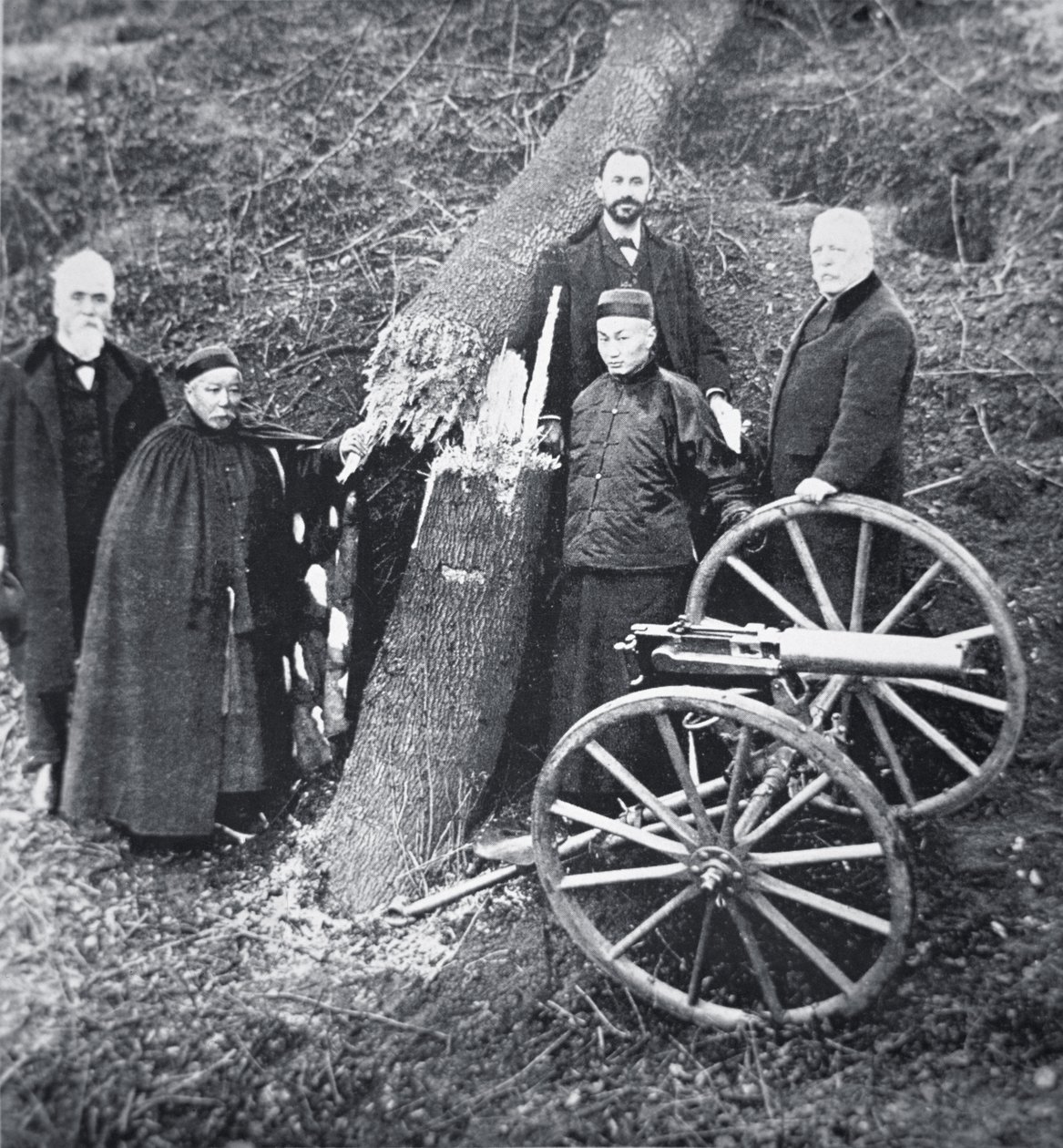 Hiram Maxim demostrando el poder de su arma a funcionarios del gobierno chino de Photographer English