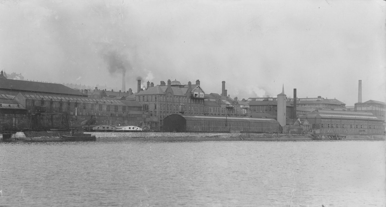 Vista de la fábrica de motores y la oficina central, Elswick Works, Newcastle upon Tyne (foto en blanco y negro) de Photographer English