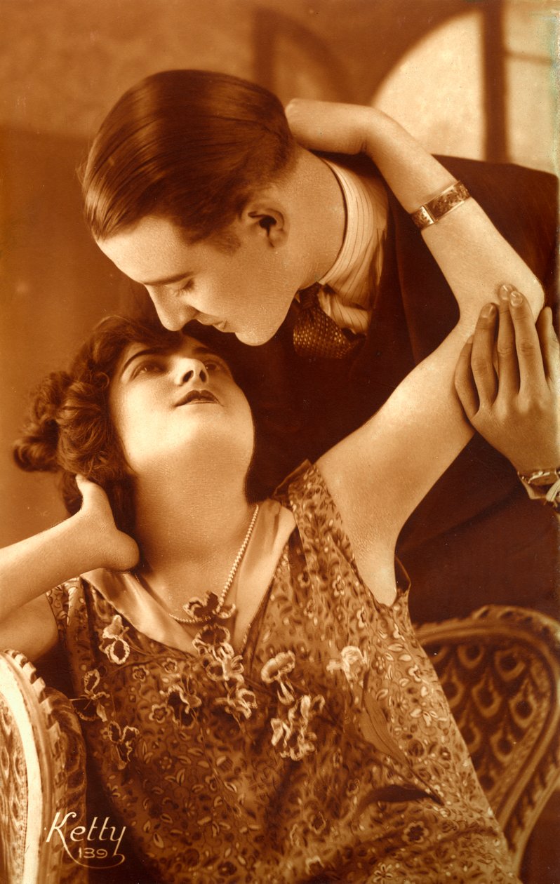 Pareja francesa de los años 1920 abrazándose de Photographer French