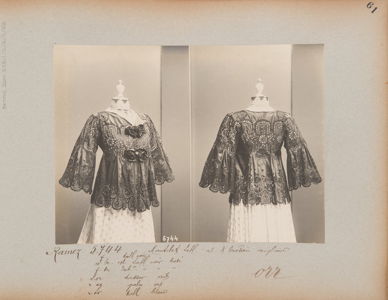 Página de álbum: Casa de Worth, Chaqueta (Mantelet) de Photographer French