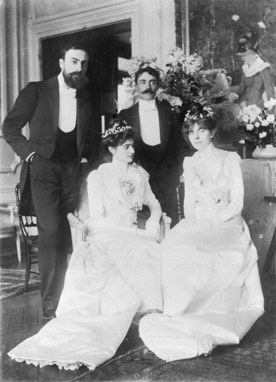 De izquierda a derecha: Ernest Rouart (1874-1942) y su esposa Julie Manet (1878-1967), Paul Valery (1871-1945) y su esposa Jeannie Gobillard (1877-1970), el día de su boda, mayo de 1900 (fotografía en blanco y negro). de Photographer French