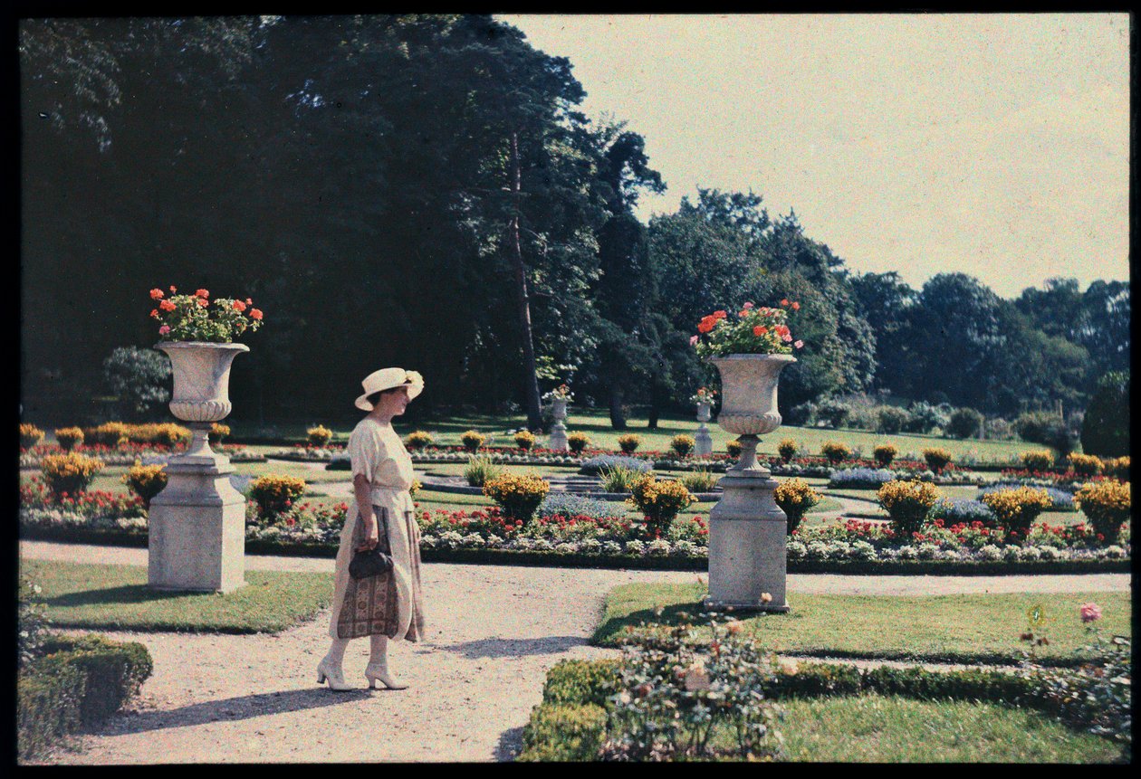 Mujer paseando por el jardín del Bagatelle, París, c.1920 (foto) de Photographer French