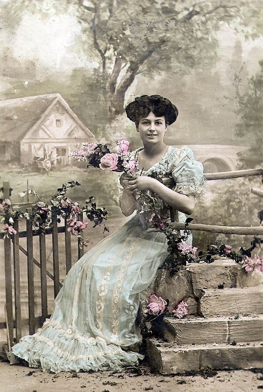Mujer con guirnalda de flores, tarjeta postal, c. 1900 (foto coloreada a mano) de Photographer French