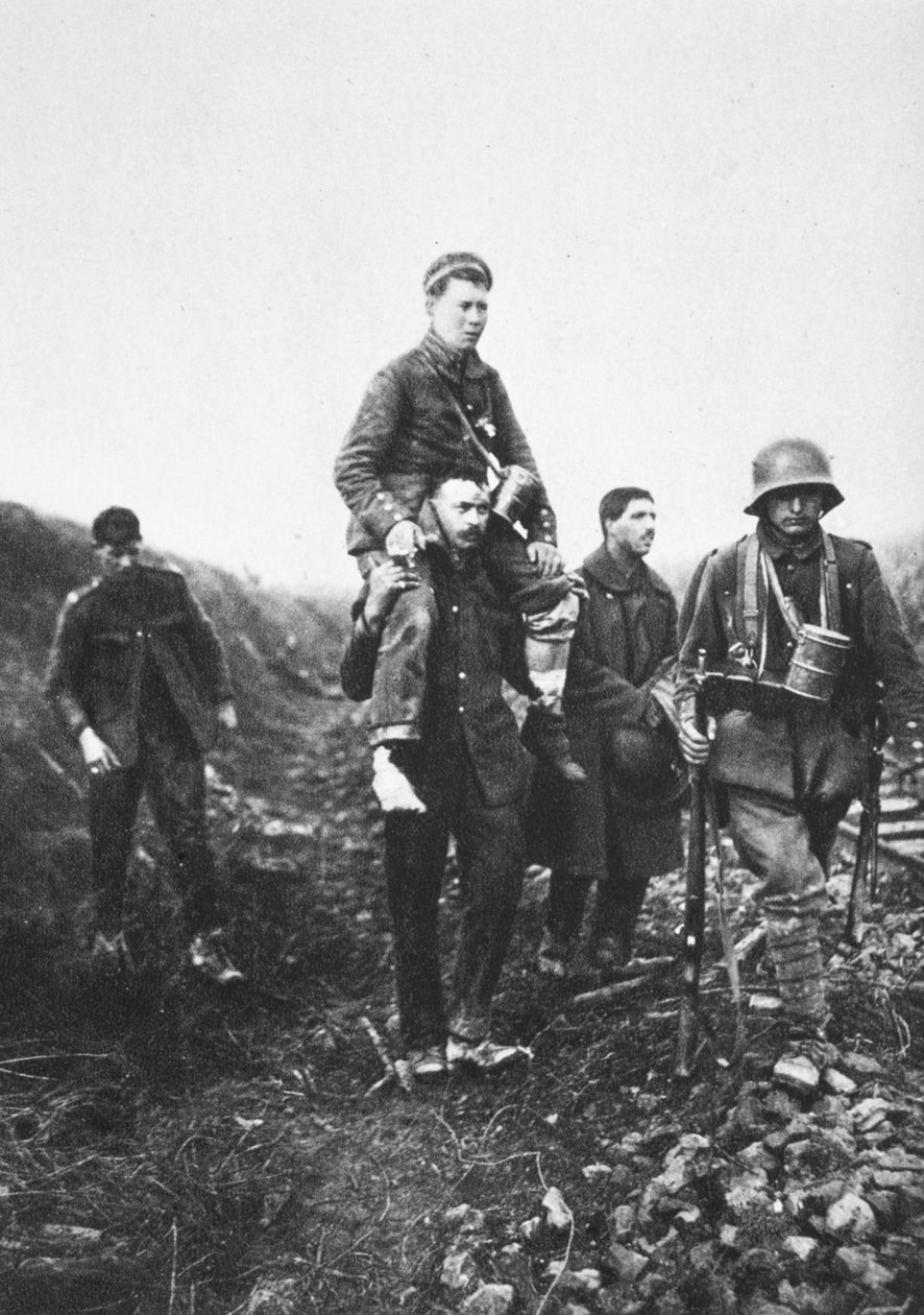 Un soldado de infantería alemán con una pierna herida es llevado del campo de batalla por prisioneros de guerra ingleses (foto b/n) de Photographer German