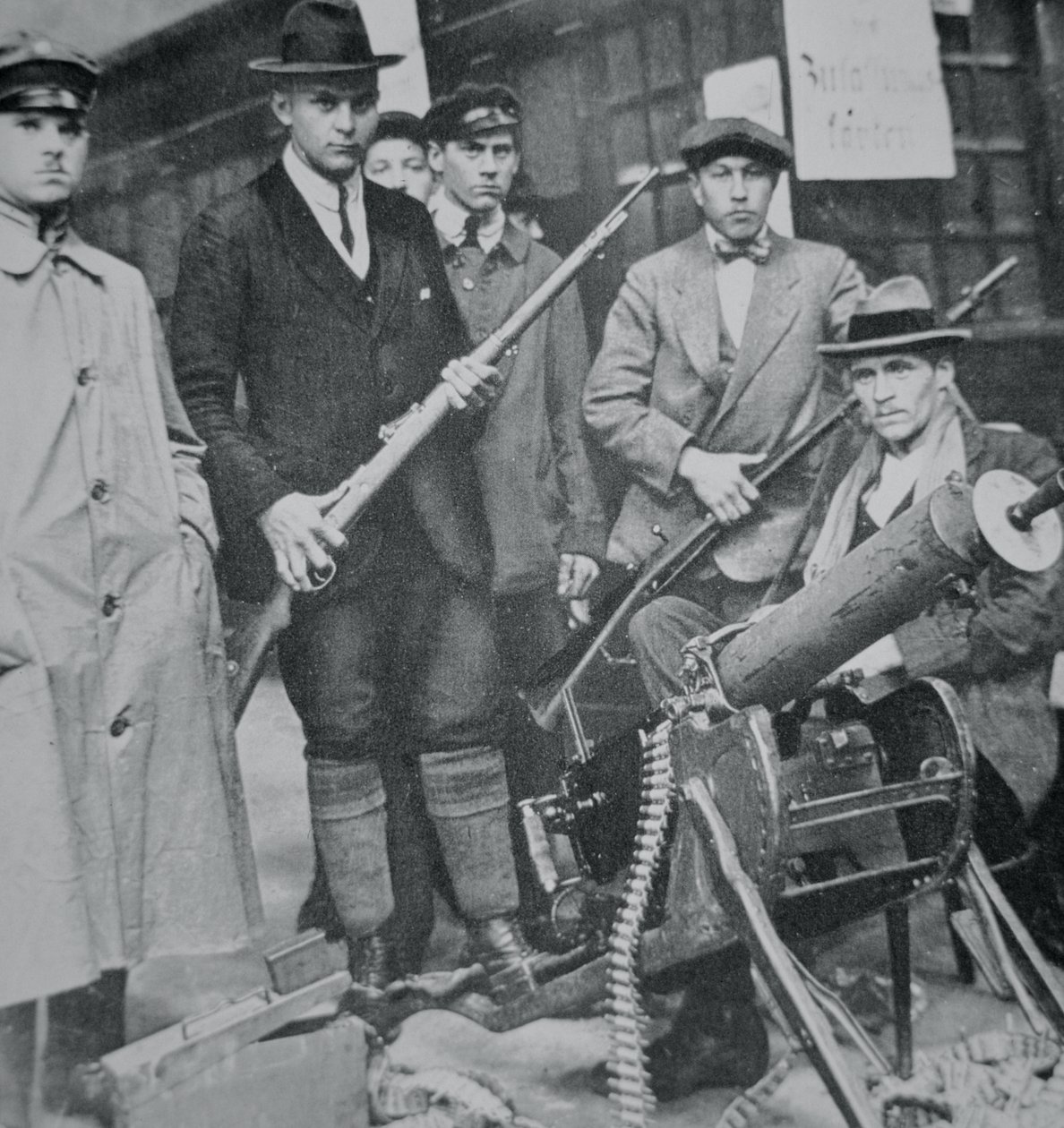 Un grupo de insurrectos ocupa la estación de tren de Múnich de Photographer German