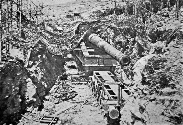 Gran Bertha, uno de varios cañones gigantes alemanes montados en vía férrea durante la Primera Guerra Mundial de Photographer German