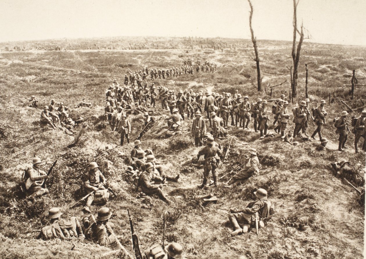 Infantería alemana cruza Chemin des Dames para seguir al enemigo en retirada, 27 de mayo de 1918 de Photographer German