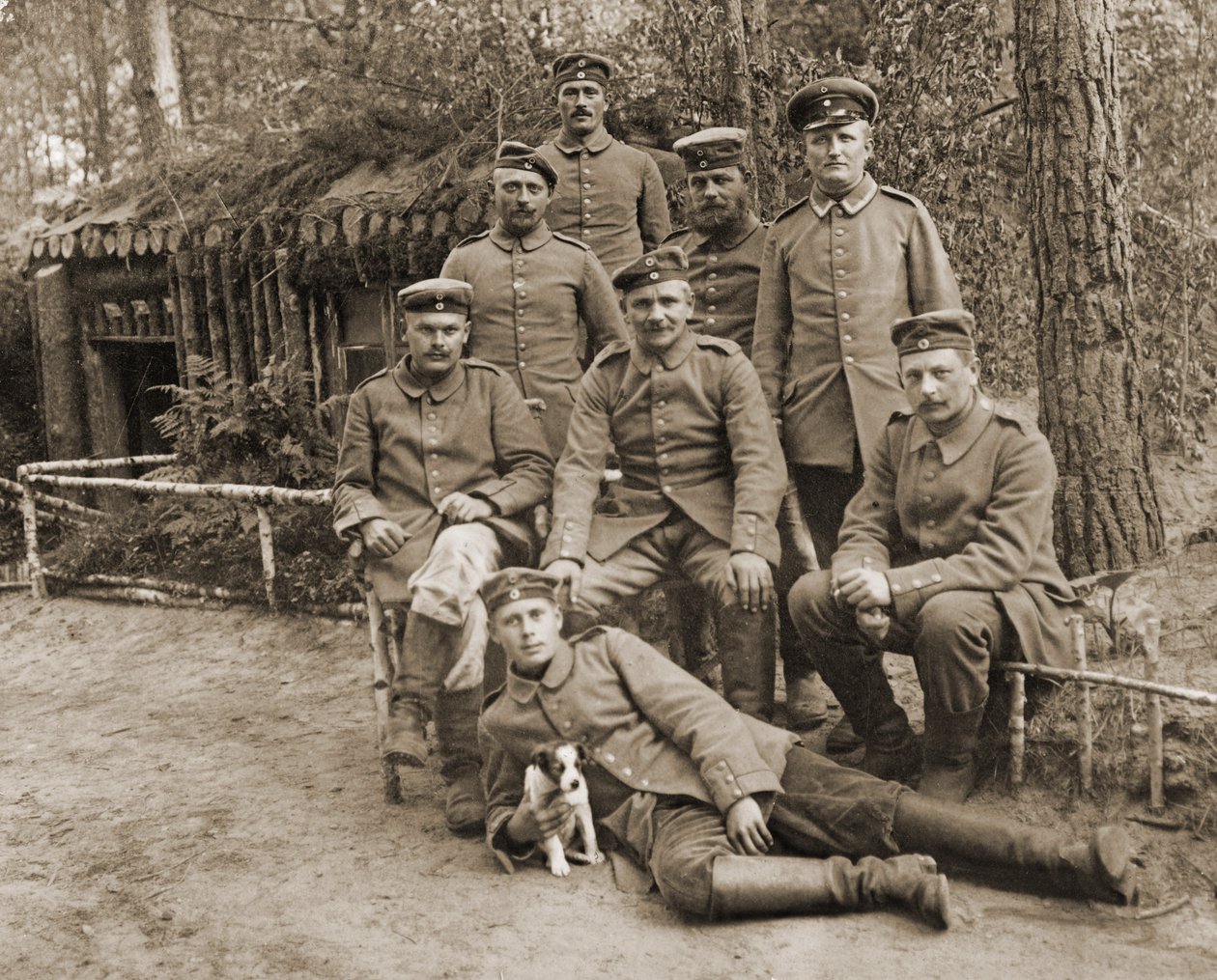 Grupo de soldados alemanes con un perro de Photographer German