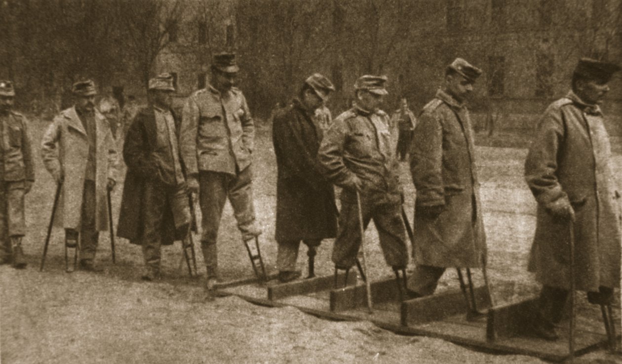 En el Hospital de Brest-Litovsk: austriacos lisiados practicando caminar con prótesis, de 