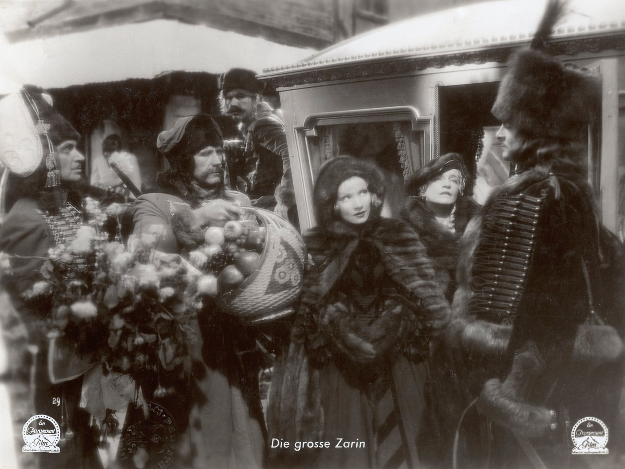 Fotograma de la película "La emperatriz escarlata" con Marlene Dietrich de Photographer German