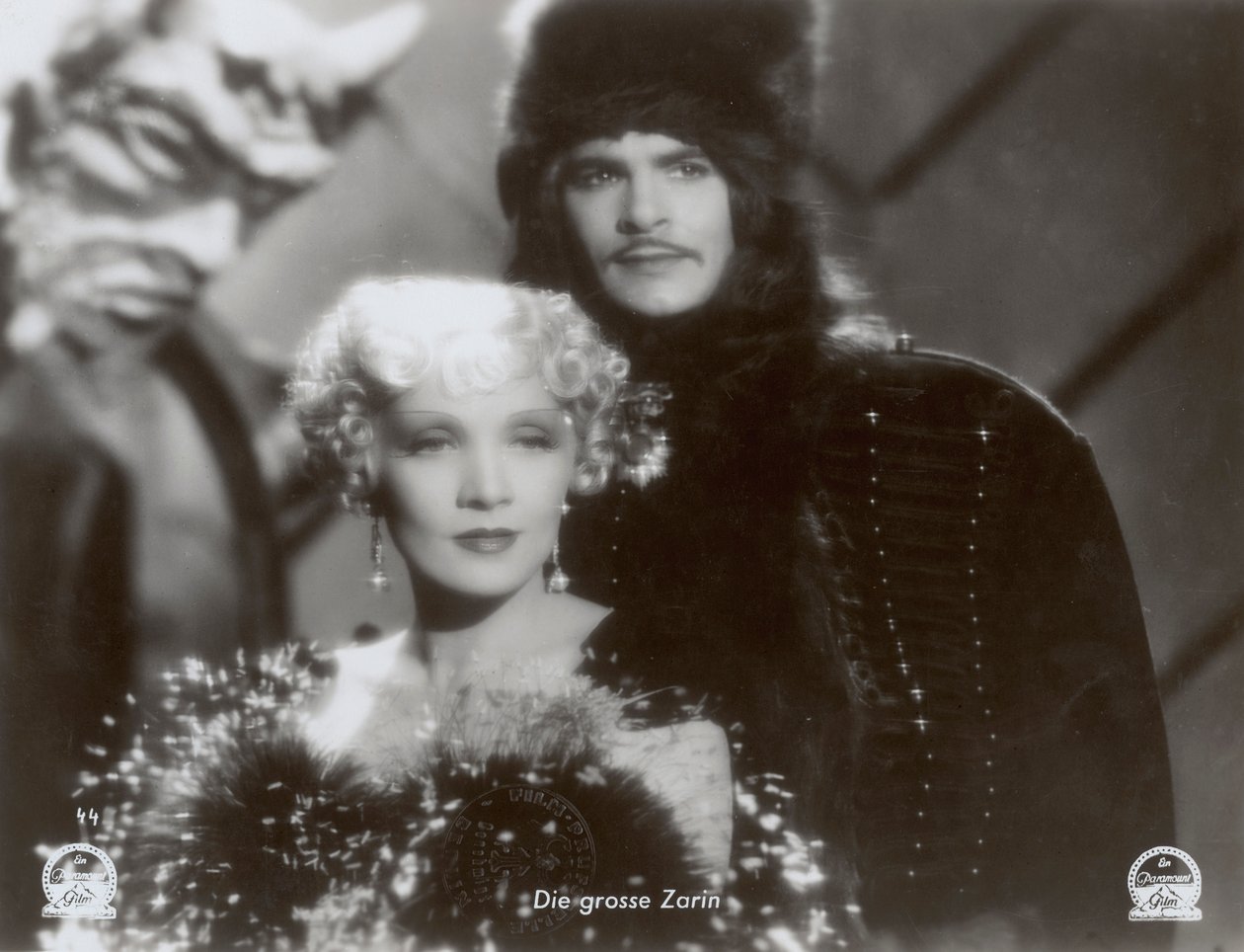Fotograma de la película "La emperatriz escarlata" con Marlene Dietrich y John Lodge de Photographer German