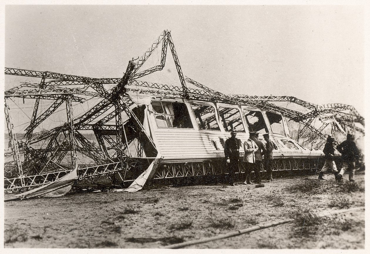 Las ruinas del Zeppelin LZ10 "Schwaben" después de su destrucción el 28 de junio de 1912 de Photographer German