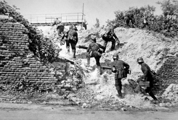 Sección de ametralladoras alemanas de la Primera Guerra Mundial avanza durante la Batalla del Aisne de Photographer German