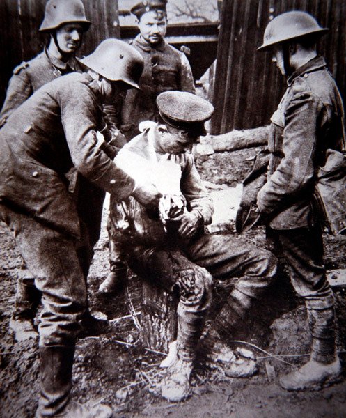 Ordenanza médica alemana de la Primera Guerra Mundial atendiendo a un soldado británico herido en el Frente Occidental de Photographer German