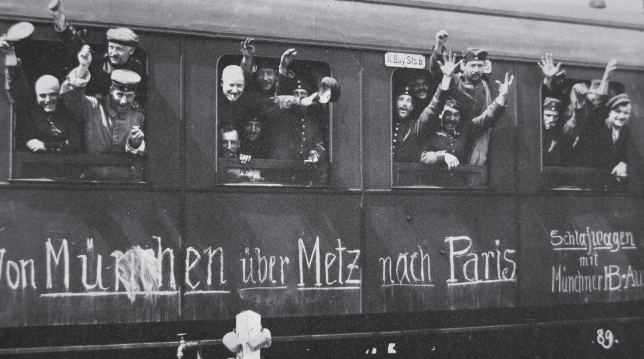 Tropas alemanas de la Primera Guerra Mundial parten al frente en un vagón de tren con el mensaje 